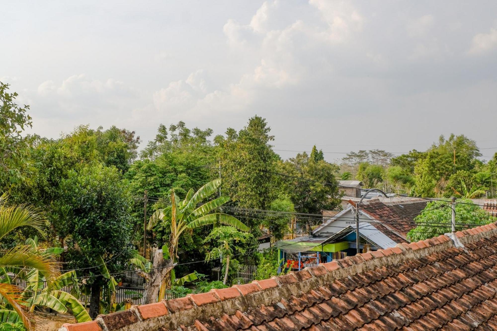 Oyo 1784 Hj. Aniek Residence Madiun Zewnętrze zdjęcie