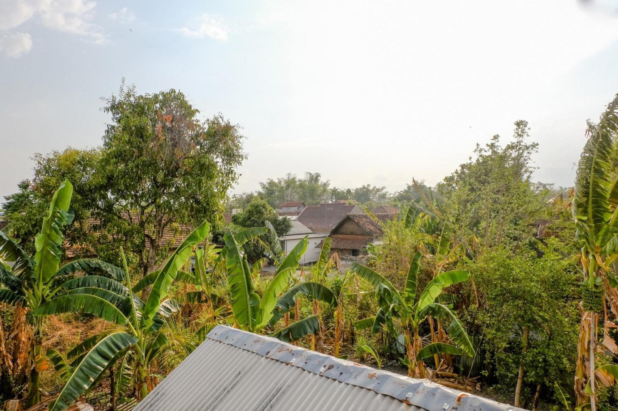 Oyo 1784 Hj. Aniek Residence Madiun Zewnętrze zdjęcie