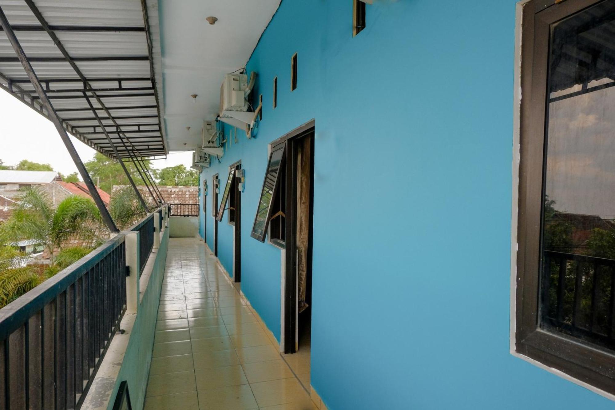 Oyo 1784 Hj. Aniek Residence Madiun Zewnętrze zdjęcie